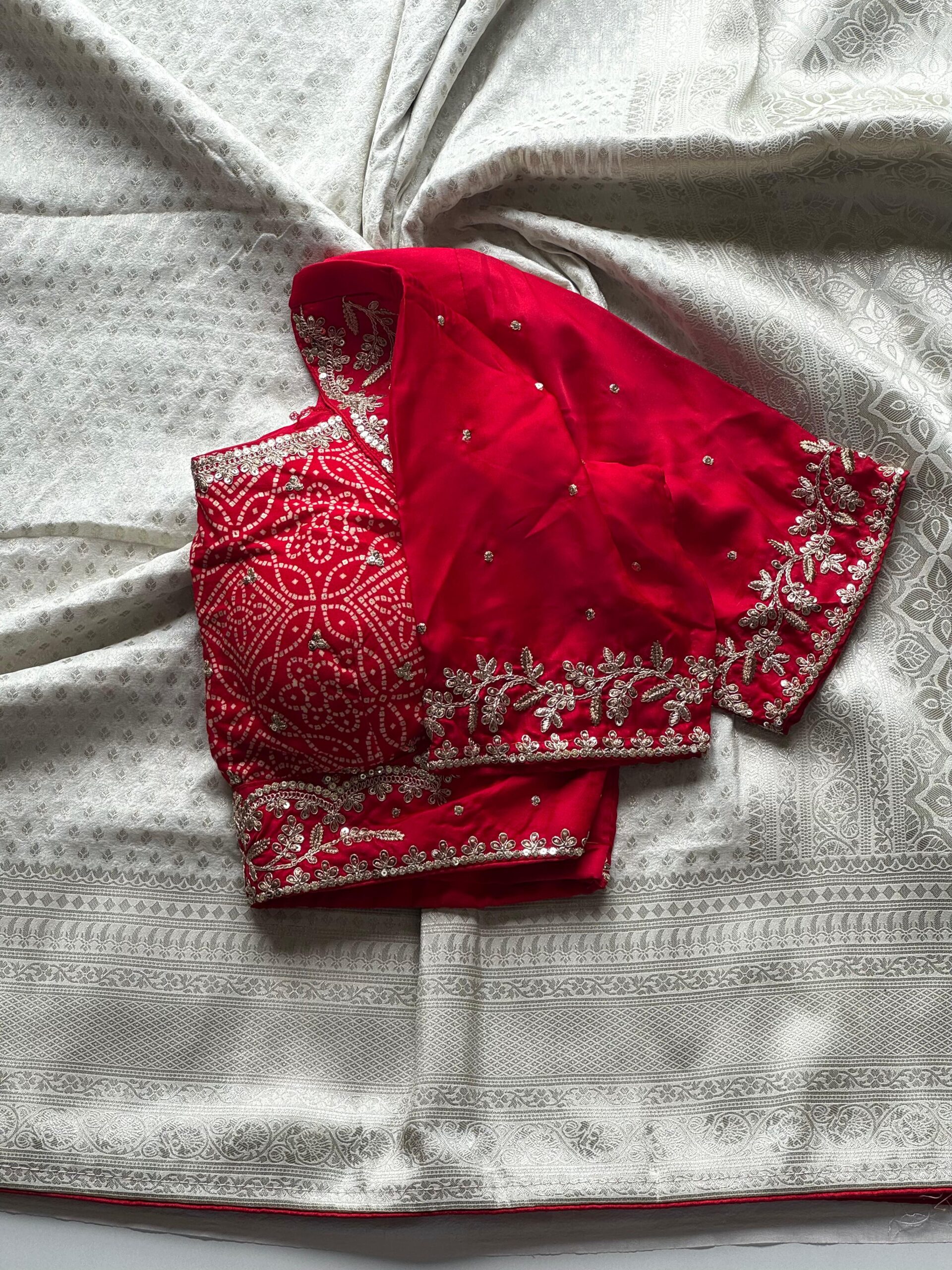 Premium Banarasi dyed silk saree with contract piping border - Image 11
