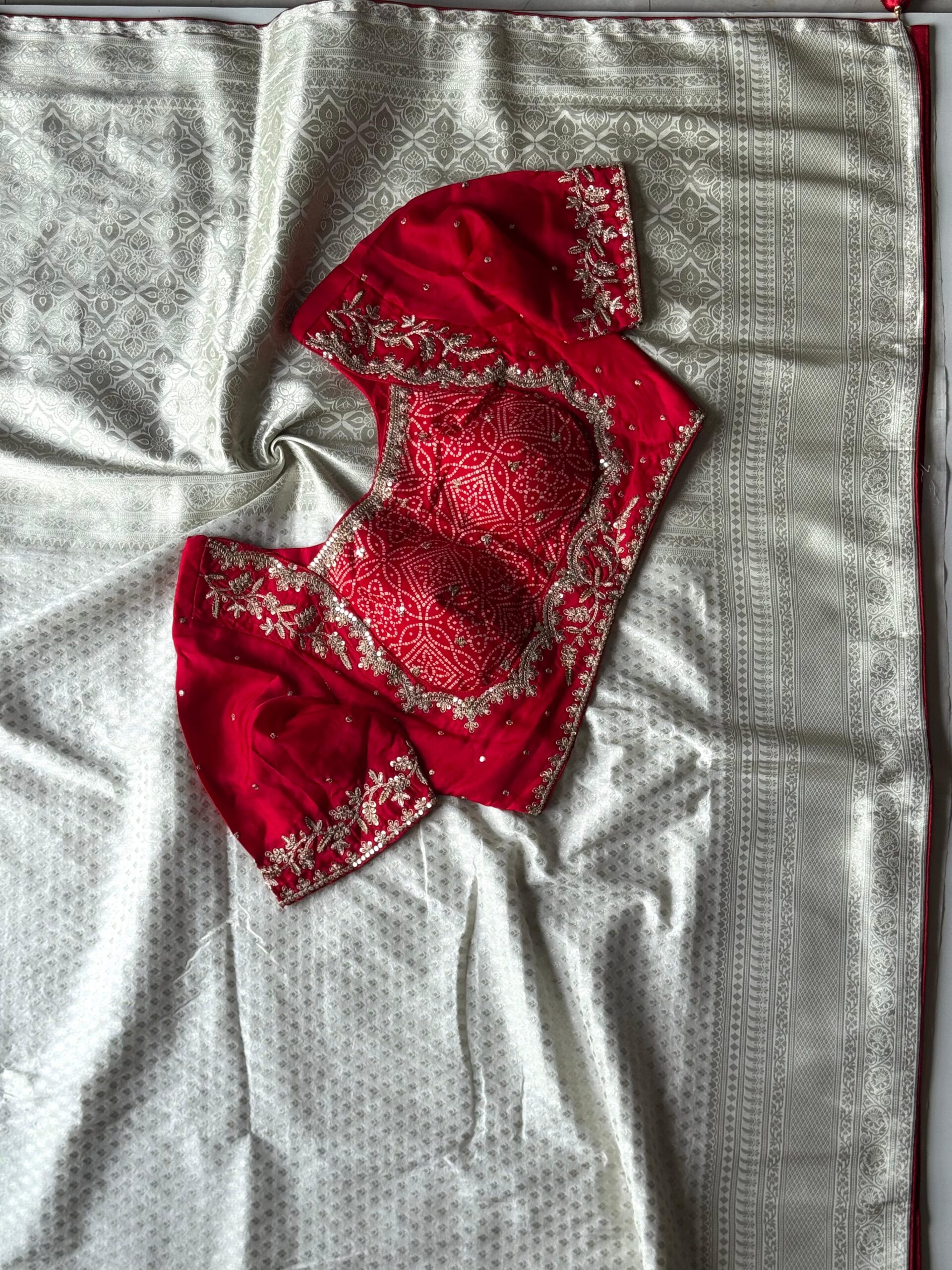 Premium Banarasi dyed silk saree with contract piping border - Image 9