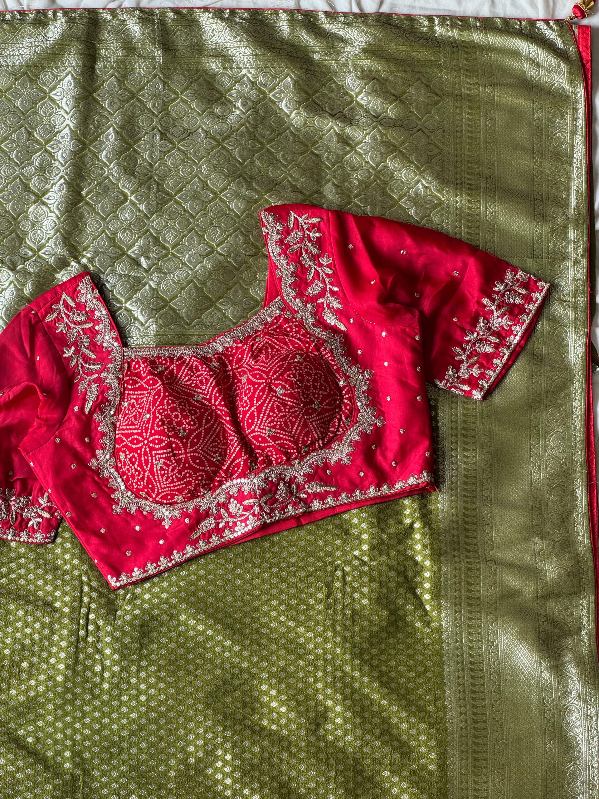 Premium Banarasi dyed silk saree with contract piping border - Image 15