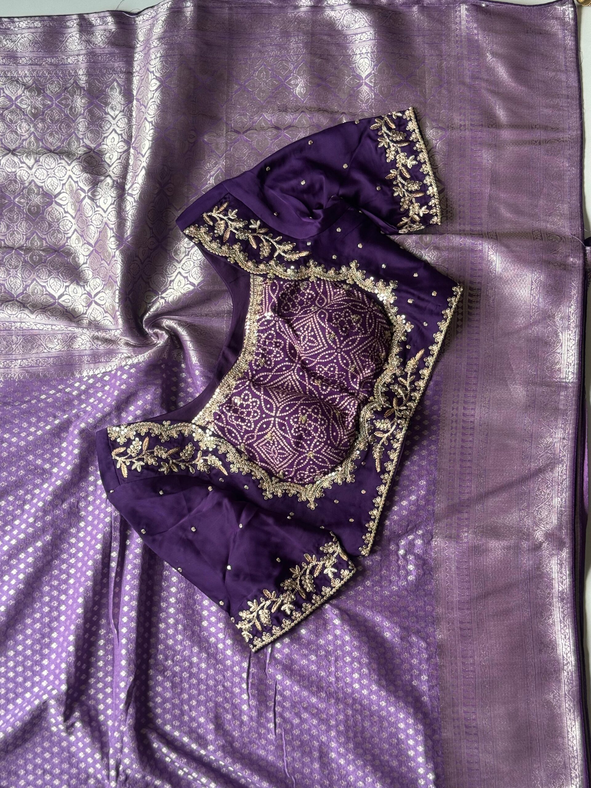 Premium Banarasi dyed silk saree with contract piping border - Image 3