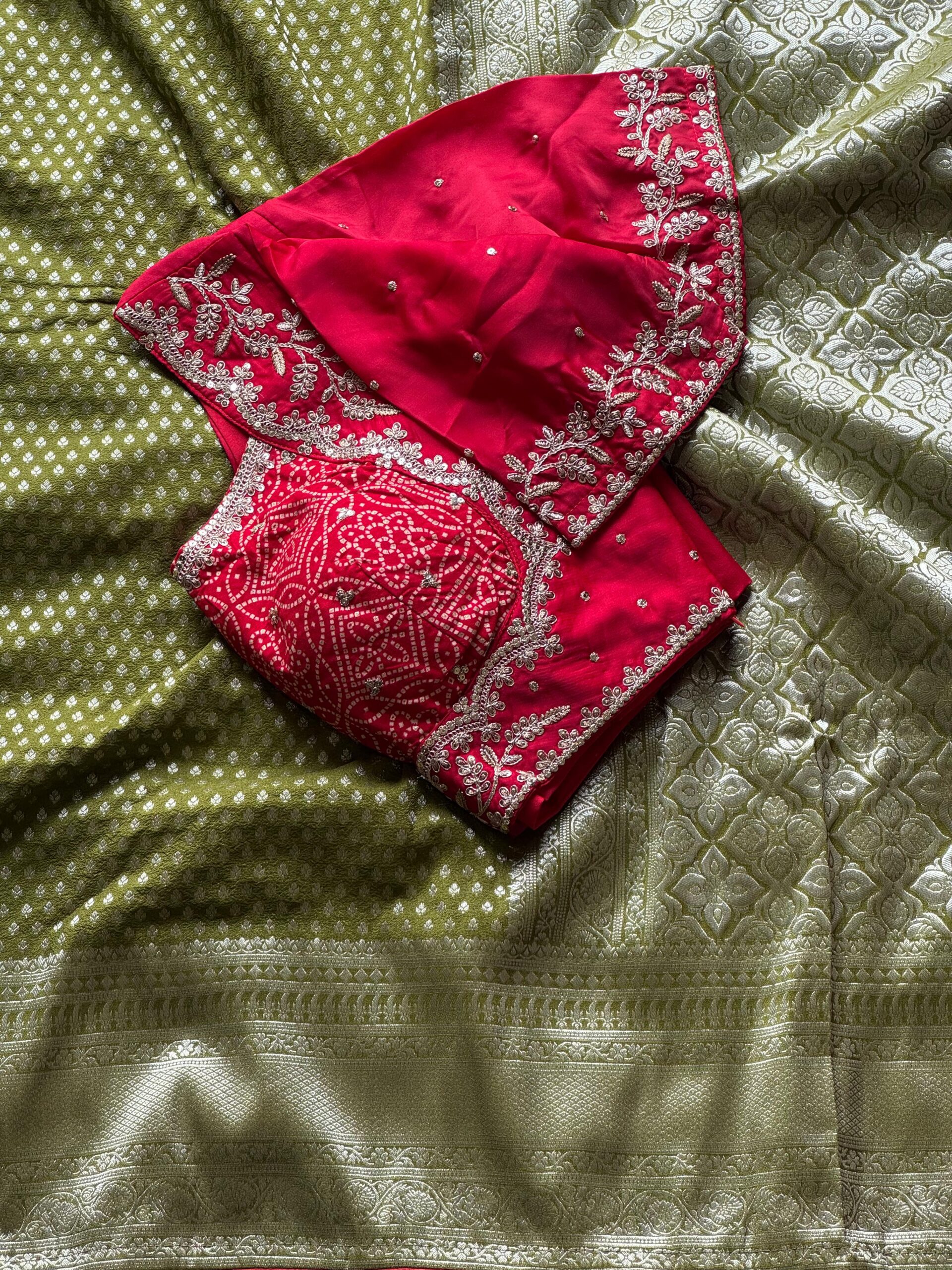 Premium Banarasi dyed silk saree with contract piping border - Image 19